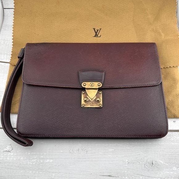 AUTHENTIC Louis Vuitton Taiga Clutch. Burgundy. - Picture 1 of 16